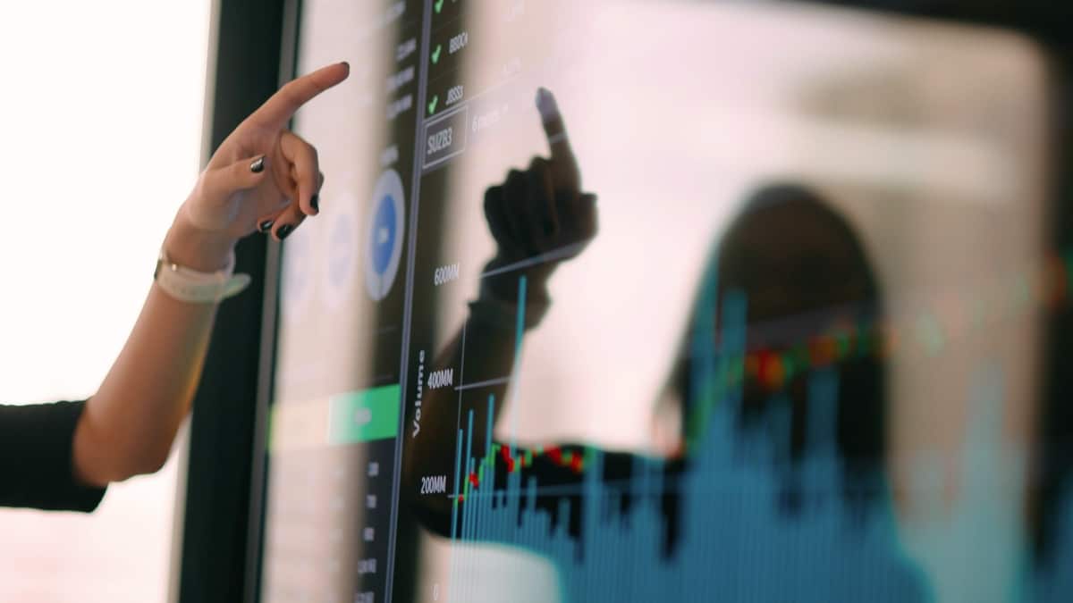 Woman explains the company's digital growth strategy on a screen